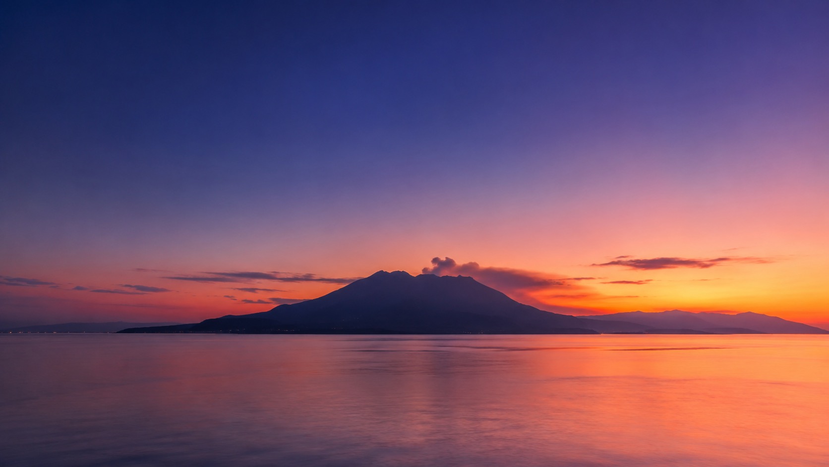 桜島と鹿児島湾の夜明け